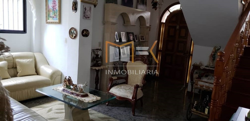 Imagen 2 de 10 de Mk Vende Bella Y Espectacular Quinta Con Un Área De Construcción De 485mts2 / 04128517764