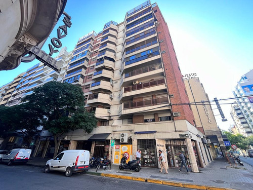 Venta Departamento De Dos Dormitorios Con Balcón Al Frente. Rosario, Centro
