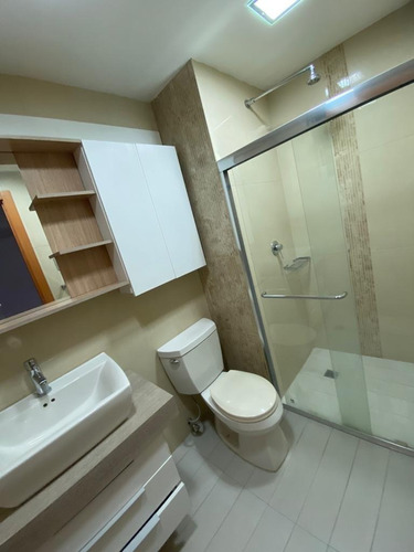 Imagen 11 de 19 de Apartamento En El Parral, Res. Cronus Country Valencia Carlos Tona Cod: Foa-1864