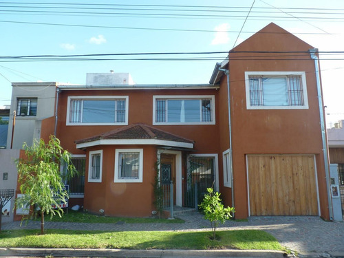 Imagen 5 de 30 de Excelente Chalet En Venta -zona Residencial Castelar Norte- 5 Ambientes- Toma Menor Valor