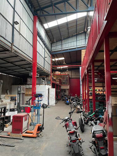 Céntrica Y Amplia Bodega, A Cuadras De La Plaza De Maipú