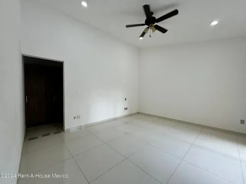 Renta - Vista Real. Casa, Cuarto De Servicio, 4 Recámaras, Alberca, Área De Tv