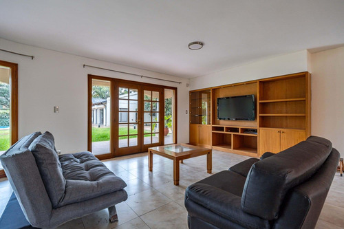 Venta/permuta Casa De 4 Dormitorios Con Amenities. San Marino, Funes Hills.