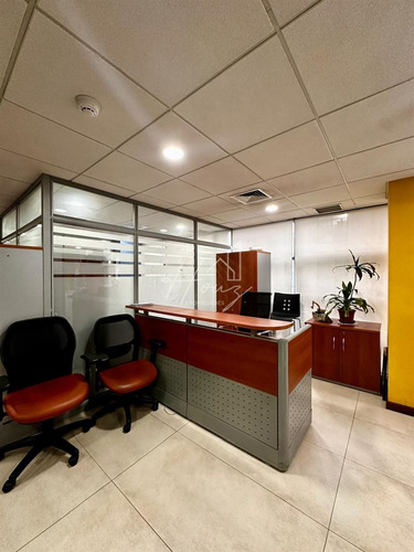 Excelente Oficina Amoblada En Arriendo 3 Privados- 2 E
