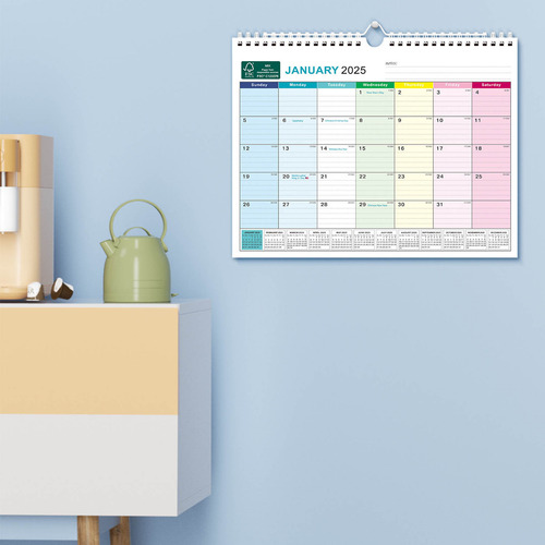 Um Bloco De Calendário Grande Com Encadernação Em Bobina Dup