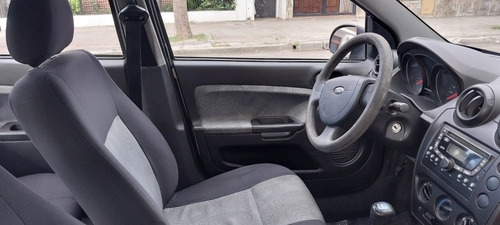 Imagen 5 de 13 de Ford Fiesta Max Ambiente Mp3