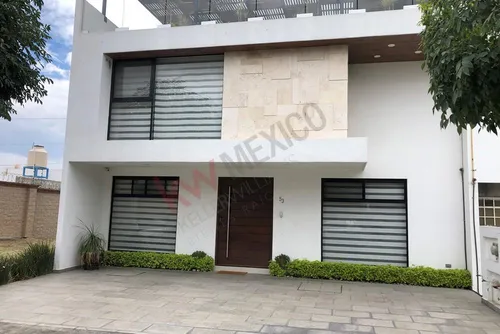 Venta De Casa Con Recámara En Planta Baja En Lomas De Angelópolis