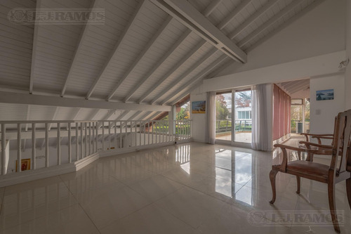 Lj Ramos | Vende | Casa En Campo Chico, Pilar | Luminosa Y Amplia C/ Pileta |
