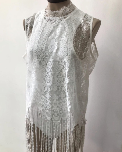 Musculosa Importada De Broderie Con Cuello Alto Y Flecos