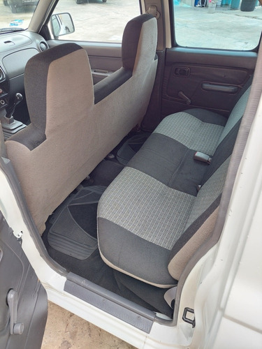 Imagen 9 de 13 de Nissan Np300 2013 2.4 Doble Cabina Típica Audio Mt