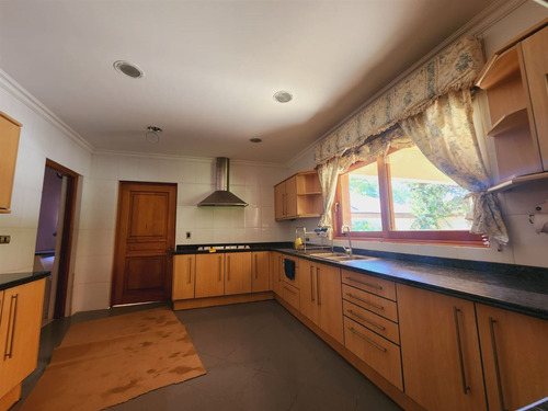 Casa En Venta De 6 Dorm. En Talca
