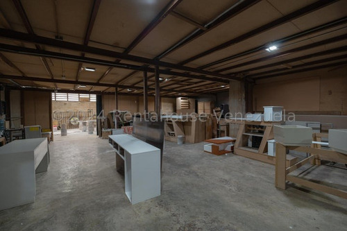 Local Comercial De 900 M2 Ubicado En La Zona Industrial De San Antonio