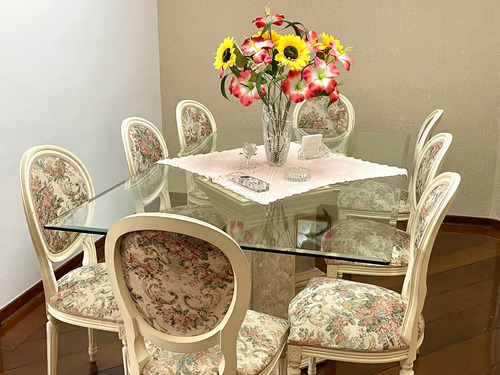 Mesa De Janta Com 8 Cadeiras E Buffet, Estilo Classico. Bege Florido