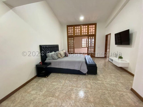Venta De Imponente Casa Santa Paula