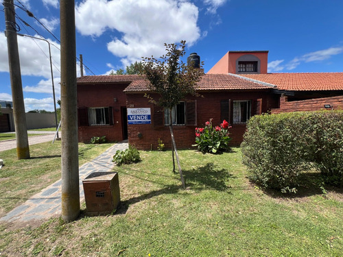Casa Sobre Esquina (barrio Los Sauces)