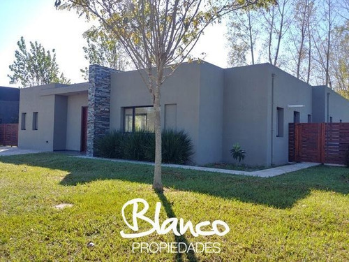 Muy Linda Casa En Una Planta, Con Pileta, Dentro Del Barrio San Matías