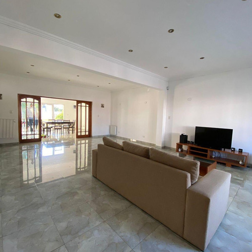 Excelente Propiedad 6 Ambientes- Castelar Norte