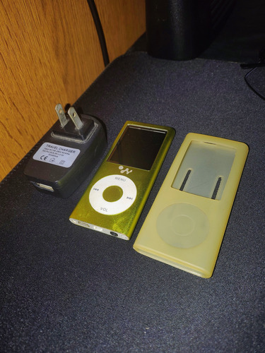 Reproductor Mp4 / Mp3 Genérico + Funda Y Cargador Verde (Usado)