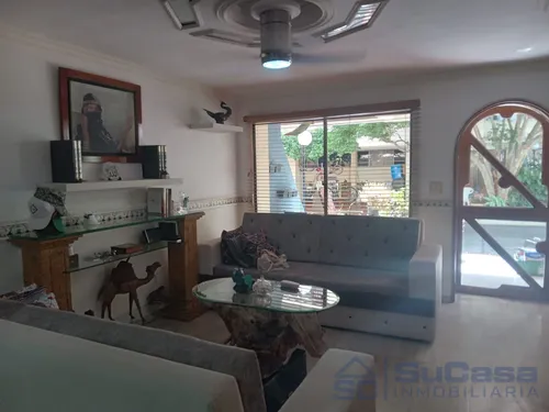 Casa De Tres Niveles Con Excelente Ubicación Cod. 13695