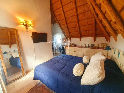 Venta De Casa De 3 Dormitorios, 3 Baños + Casa De Huéspedes En Pinares, Playa Mansa, Punta Del Este.