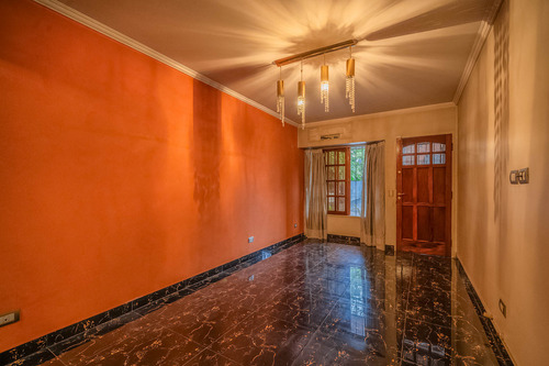 Venta Casa 4 Ambientes Con Patio Y Cochera En Ramos Mejía
