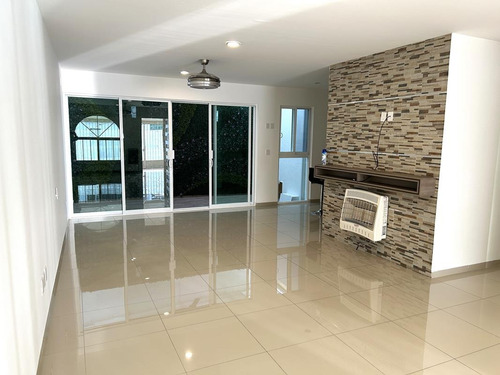 Casa En Venta En El Refugio Querétaro Con Buenos Acabados.
