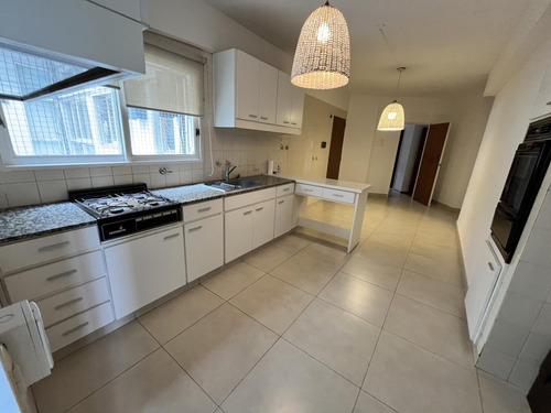 Departamento En Venta En La Lucila De 4 Ambientes Con Dependencia, Cochera Con Baulera
