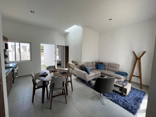 Casa De Una Planta En Zona Desarrollo San Pablo, Paseo De Creta, Muy Bonita!