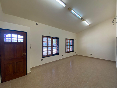 Casa De 3 Dormit Dependencia De Servicio / Departamento 3 Bños Y Cochera P/3 Vehiculos!