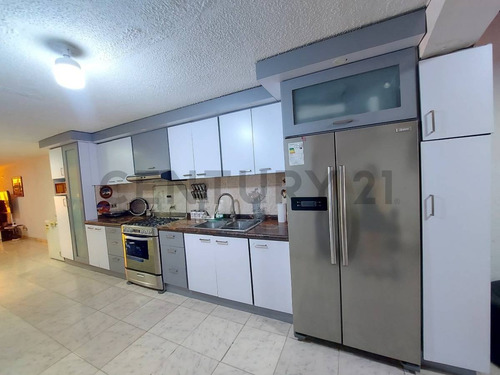 En Venta Amplio Townhouse En Res Puerto Morro Av. Américo Vespucio
