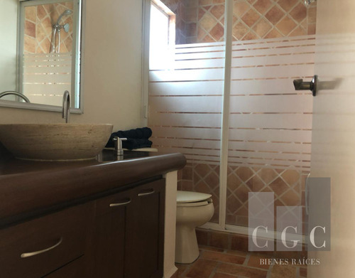 Espaciosa Casa En Venta En Fraccionamiento Cerrado, Frente Al Parque