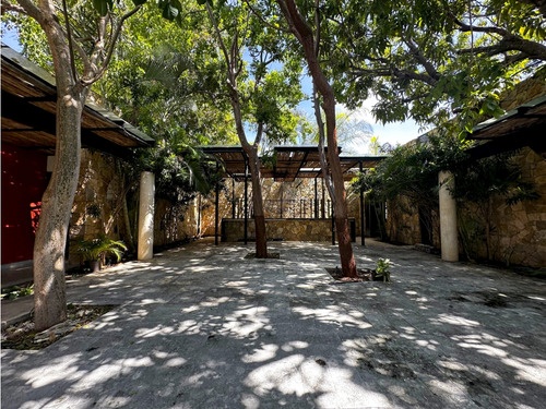 Venta, Propiedad En Avenida Cámara De Comercio, Ideal Para Negocio