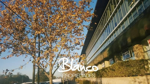Oficina En Edificio De Categoría En Pilar - Paralelo 50