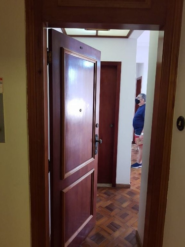 Imagem 29 de 30 de Apartamento Todo Reformado Com: Dois Quartos, Sala Um Banheiro Social E Dependência. - Ap5595