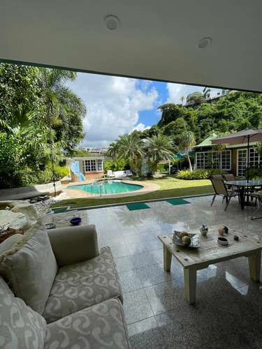 En Venta Casa Urbanización Colinas De Santa Mónica, Con Piscina Y Calle Cerrada.