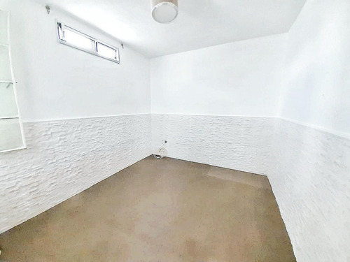 Casa En Alquiler De 1 Dormitorio C/ Cochera En La Blanqueada