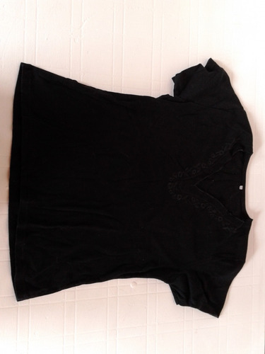 Remera Negra Con Bordado Talle M