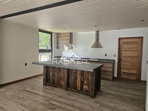Casa En Venta De 5 Dorm. En Colbún