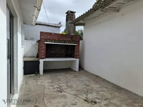 Casa En Alquiler, 3dormitorios, 1baño, Patio. Jardines Del Hipódromo.