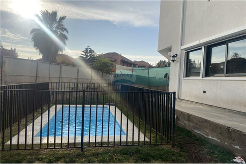 Moderna Casa Bien Equipada En Barrio Tranquilo