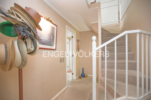 Casa En Venta San Carlos De Apoquindo, Tranquila Calle