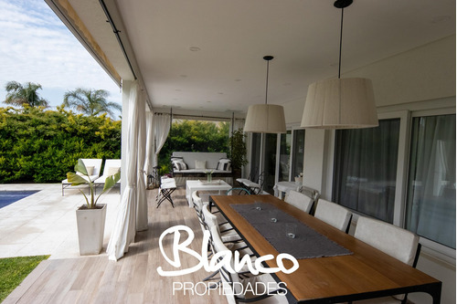 Casa En Venta En La Lomada, Pilar - Desarrollada En Tres Plantas!