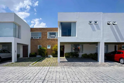 Casa En Venta En Calimaya, Con Excelente Mantenimiento.