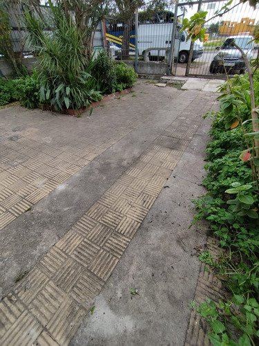Vendo Casa Grande 2 Pisos, Sobre Av. Gral Flores Buena Locomoción, Jardín 5dorm 2 Baños Garaje, Fondo.