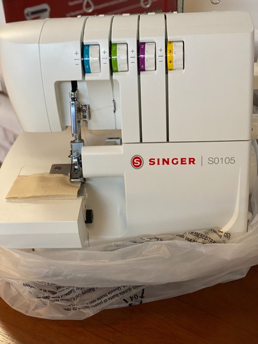 Máquina de coser overlock Singer S0105 portable blanca 220V