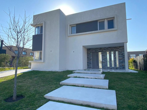 Hermosa Casa Moderna Y Funcional