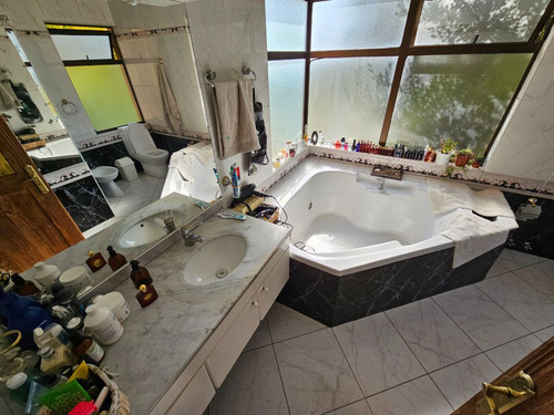 En Venta, Gran Propiedad En Lomas De San Andrés.