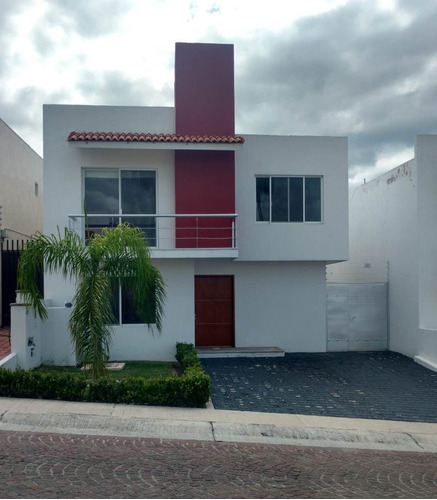 Se Renta Hermosa Residencia En Cumbres Del Lago, Jardín, Cto