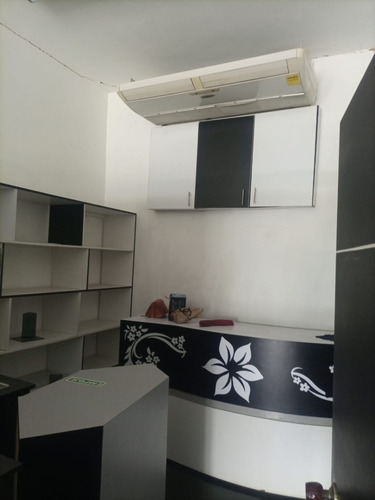 Imagen 4 de 8 de Vera Casa Inmobiliaria Vende Amplio Local Comercial En El C.c Paseo Paraparal L/firma 0414.404.84.31 Jennyfer De López