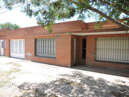 Casa De Linda Fachada. Dos Habitaciones, Cochera Y Pequeño Patio